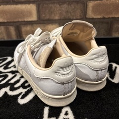 スタンスミス スピック別注　白　ベージュの画像