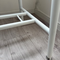 11/25まで【引き取り限定】木目調デスク◆ホワイト脚◆奥行き薄型の画像