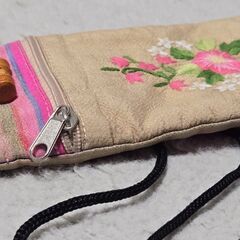 ポシェット 中国 サコッシュ 花刺繍 サテン生地調 スマホポーチ 小物入れの画像