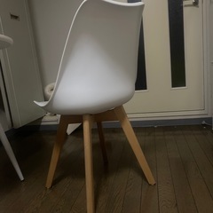 11/7まで限定 LOWYA ホワイトシェルチェア木製脚付きの画像