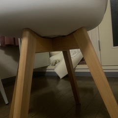 11/7まで限定 LOWYA ホワイトシェルチェア木製脚付きの画像