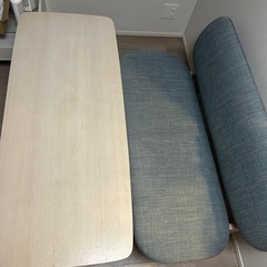 テーブルとイスの画像