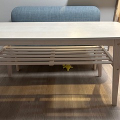 テーブルとイスの画像