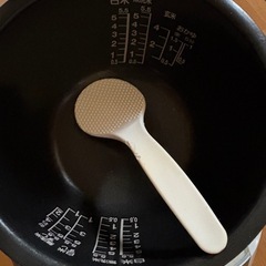 【相談中】炊飯器　5.5合炊き　しゃもじ付き　東芝の画像