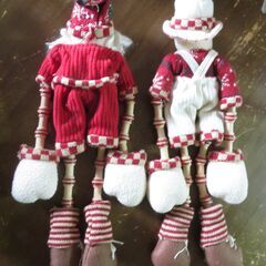 雪だるまとサンタクロースの人形の画像