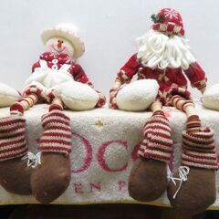 雪だるまとサンタクロースの人形の画像