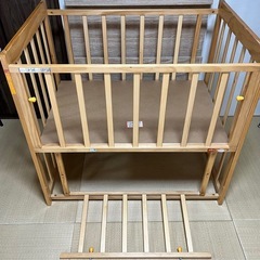 ベビーベッド　木製の画像