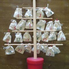クリスマスのアドベントツリーカレンダーの画像