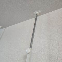 突っ張りパーテーション　棚付きの画像