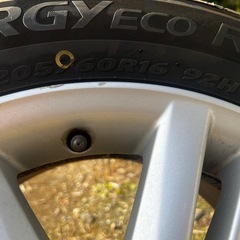 残り溝ばっちり👍トヨタ系のお車にどうぞ！！205 60 R16 ノア　ヴォクシーなどになどにの画像