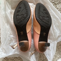 ベージュとピンクのパンプス　GIROの画像