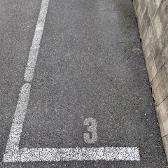 バイク置場、アスファルト舗装、24時間年中使用可、シャッター付きです。