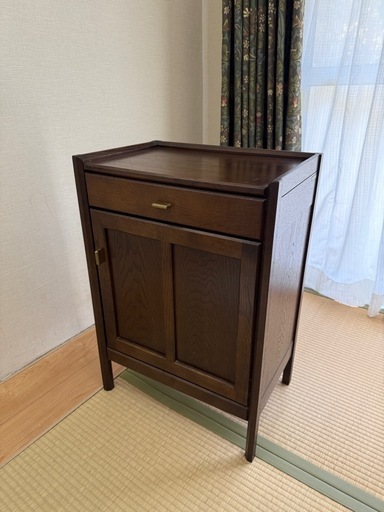 カリモクの木製キャビネット