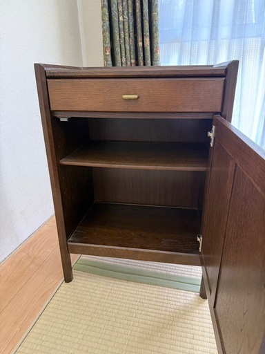 カリモクの木製キャビネット