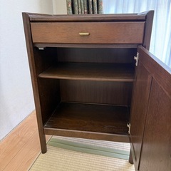 カリモクの木製キャビネットの画像