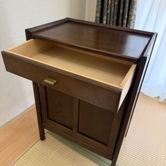 カリモクの木製キャビネットの画像