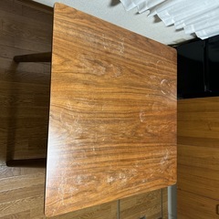 木目調ダイニングテーブルの画像