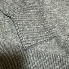 AZULグレーVネックセーターの画像