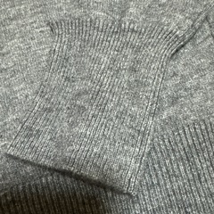 AZULグレーVネックセーターの画像