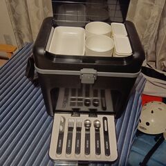 クーラーボックス（カトラリーセット、小皿付き）の画像