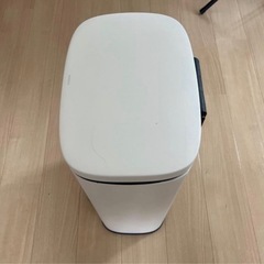 KEYUKAフットペダル式 ホワイトごみ箱の画像