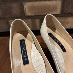 TALANTON タラントン　ダイアナ　ホワイト 型押し　パンプス　23.5の画像