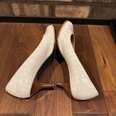 TALANTON タラントン　ダイアナ　ホワイト 型押し　パンプス　23.5の画像