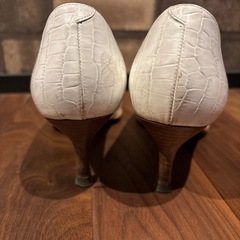 TALANTON タラントン　ダイアナ　ホワイト 型押し　パンプス　23.5の画像