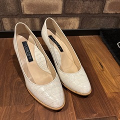 TALANTON タラントン　ダイアナ　ホワイト 型押し　パンプス　23.5の画像