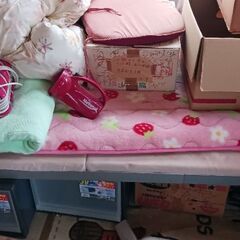 パイプベッド、机、ラック無料で差し上げます　　引き取り限定の画像