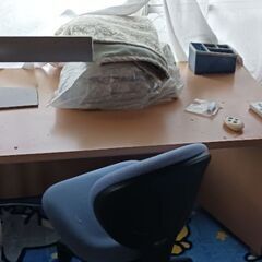 パイプベッド、机、ラック無料で差し上げます　　引き取り限定の画像