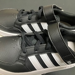 新品未使用adidasスニーカーの画像