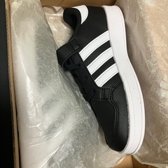 新品未使用adidasスニーカーの画像