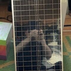 クルマ用ソーラーパネルと変換器の画像