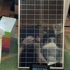 クルマ用ソーラーパネルと変換器の画像