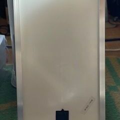 クルマ用ソーラーパネルと変換器の画像