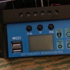 クルマ用ソーラーパネルと変換器の画像