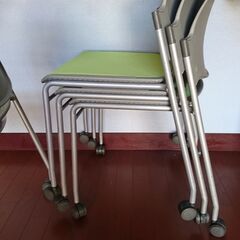 積み重ねて収納できる椅子3個の画像