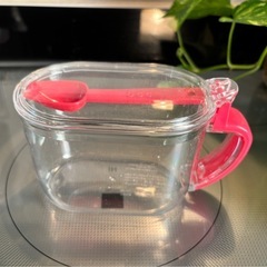 コーヒーカップと調味料入れの画像