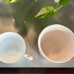 コーヒーカップと調味料入れの画像