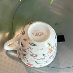 コーヒーカップと調味料入れの画像