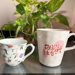 コーヒーカップと調味料入れの画像