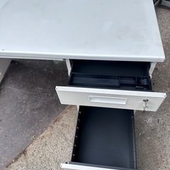 スチール事務テーブル　　在庫数点あり、鍵ありの画像