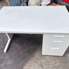 スチール事務テーブル　　在庫数点あり、鍵ありの画像