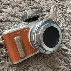 OLYMPUSミラーレス一眼「PEN E-PL8」（ダブルズームキット）の画像