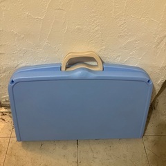 折りたたみテーブル　プラスティック製の画像