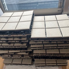 【取引中】　ジョイントタイル33枚＋α　タイルパネル　バルコニータイル　ベランダタイル　の画像