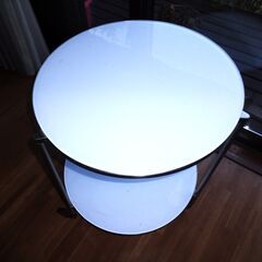 白色クリスタル製キャスター付き円形サイドテーブルの画像