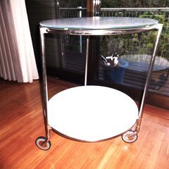 白色クリスタル製キャスター付き円形サイドテーブルの画像