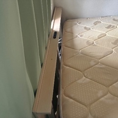 ダブルベッド、ベッドフレーム及びマット込みの画像